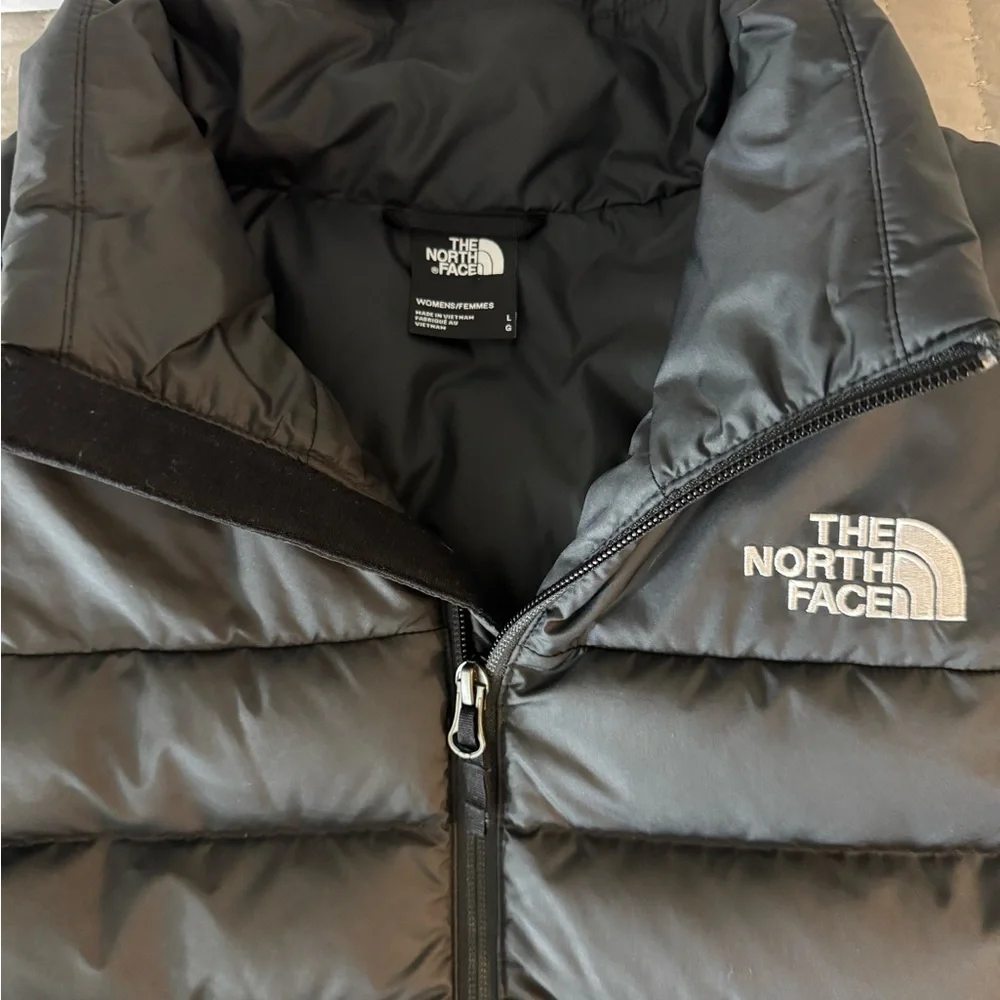 The North Face NWOT Women Puffer Vest - Picture 2 of 3
